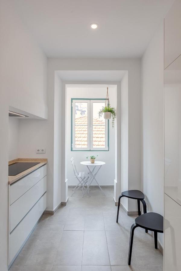 Sunny House - Bright 2 Bedroom Apartment W/ Office Lisbon Bagian luar foto