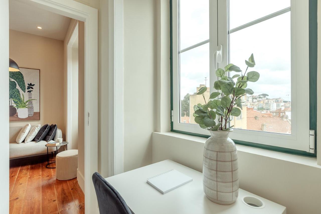 Sunny House - Bright 2 Bedroom Apartment W/ Office Lisbon Bagian luar foto