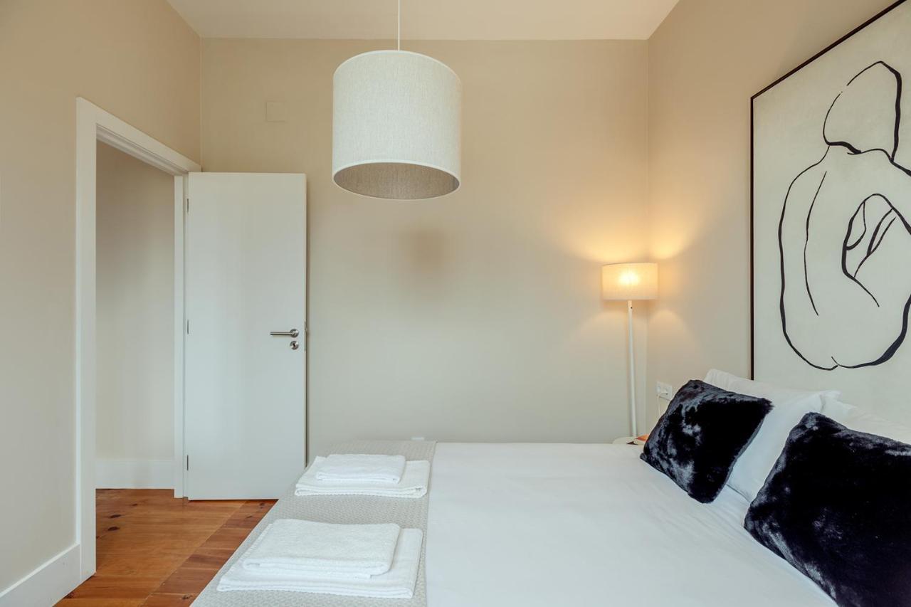 Sunny House - Bright 2 Bedroom Apartment W/ Office Lisbon Bagian luar foto